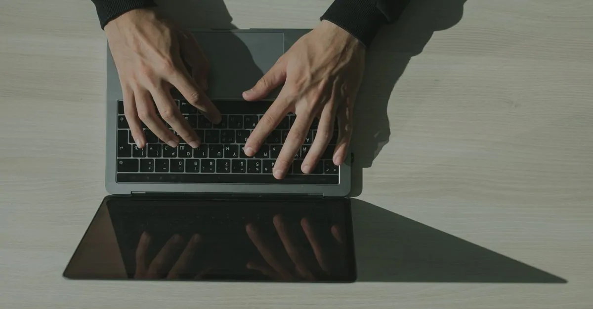 Ondernemer controleert op een laptop de e-mailbeveiliging van zijn domein