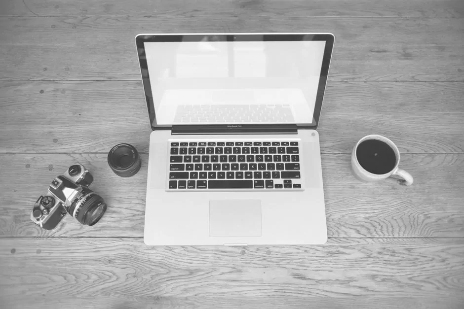 Ondernemer werkt aan een laptop aan een bureau aan de instellingen van een domeinnaam