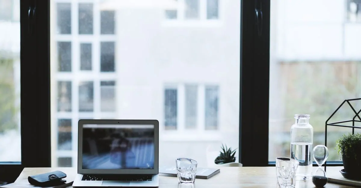 Ondernemer werkt aan een laptop aan een bureau aan de instellingen van een domeinnaam