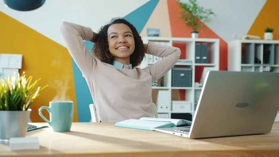 Ondernemer achter een laptop aan een bureau, bezig met het registreren van een domeinnaam