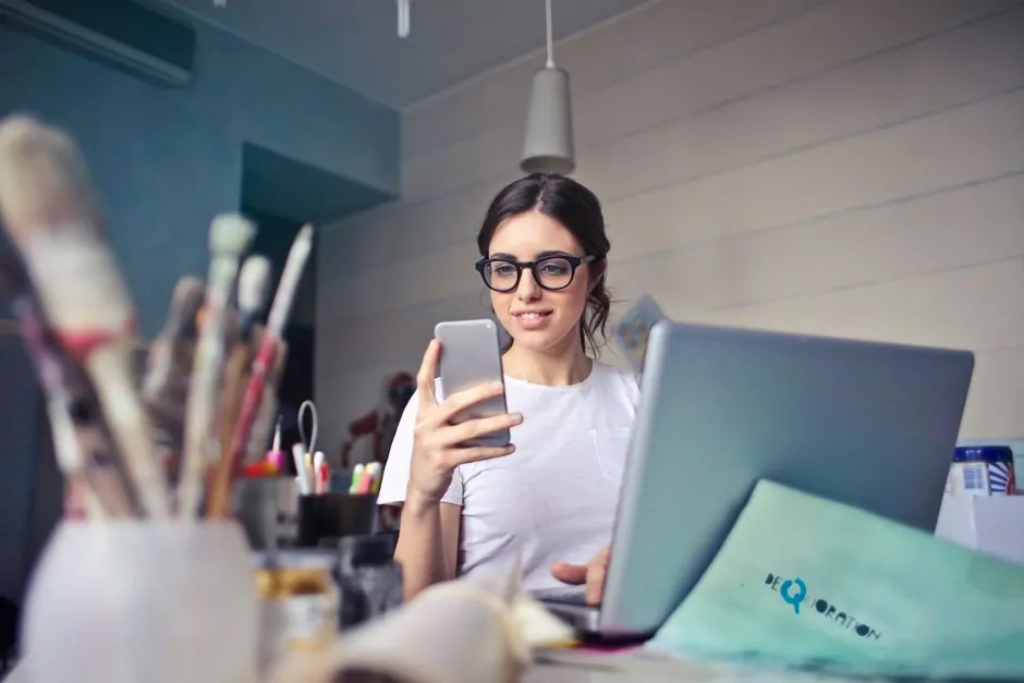 Ondernemer achter een laptop aan het werk aan de website van zijn bedrijf