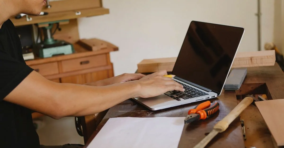 Ondernemer achter een laptop aan het werk aan de website van zijn bedrijf