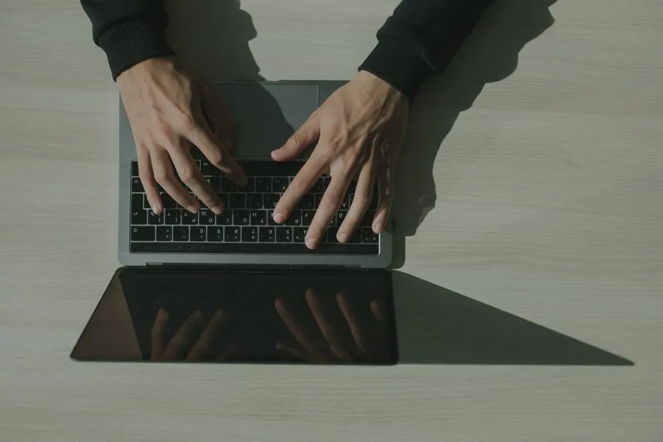 Ondernemer kijkt kritisch naar een verdachte e-mail op een laptop