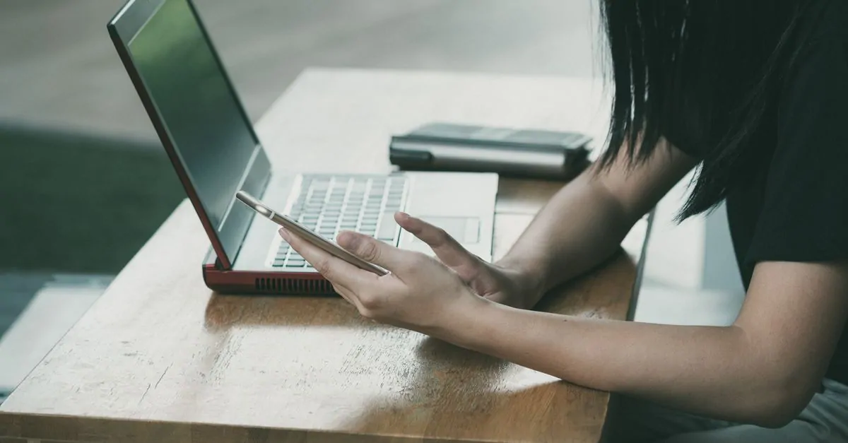 Ondernemer kijkt kritisch naar een verdachte e-mail op een laptop