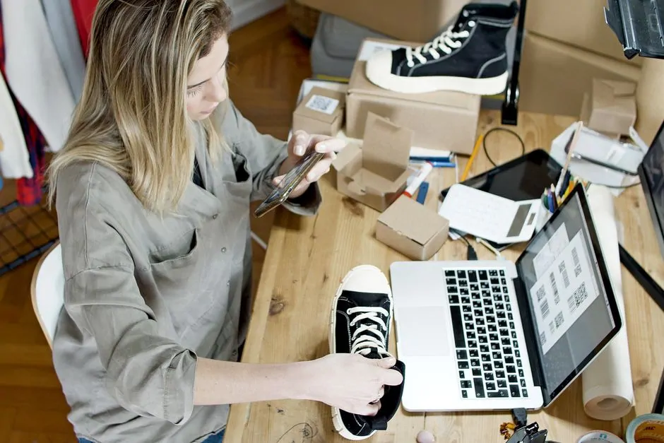 Een ondernemer aan het bureau die werkt aan zijn lokale SEO-strategie op de laptop