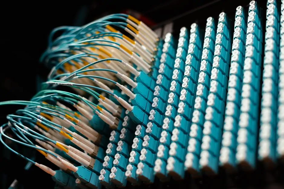 Serverruimte met rijen servers en kabels in een datacenter