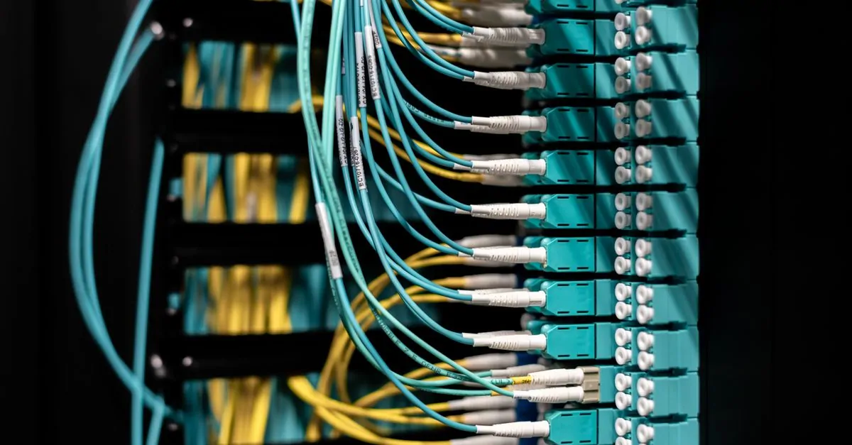 Serverruimte met rijen servers en kabels in een datacenter