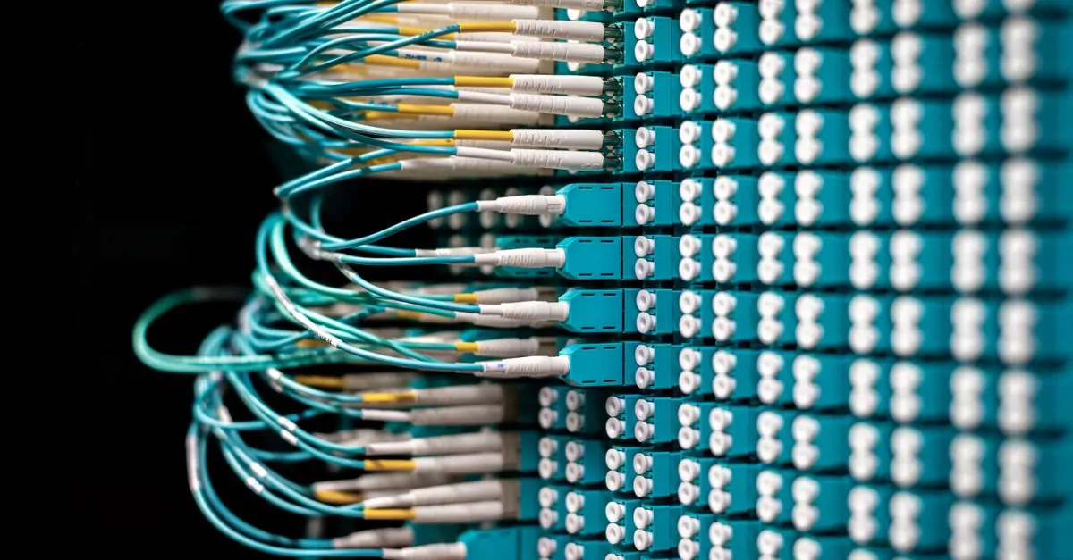 Grafische weergave van een globaal servernetwerk met knooppunten verspreid over verschillende continenten